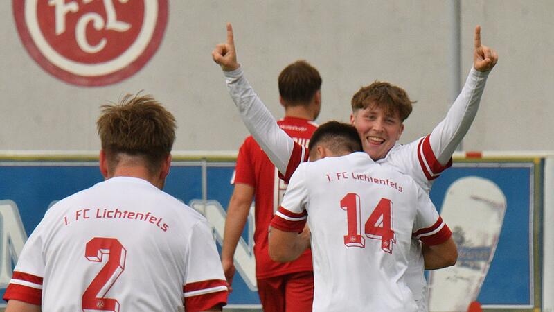 F&uuml;r sein Traumtor zum 2:1 l&auml;sst sich der Lichtenfelser Maximilian Kling zu Recht feiern.