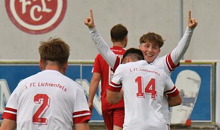 Für sein Traumtor zum 2:1 lässt sich der Lichtenfelser Maximilian Kling zu Recht feiern. Für sein Traumtor zum 2:1 lässt sich der Lichtenfelser Maximilian Kling zu Recht feiern.