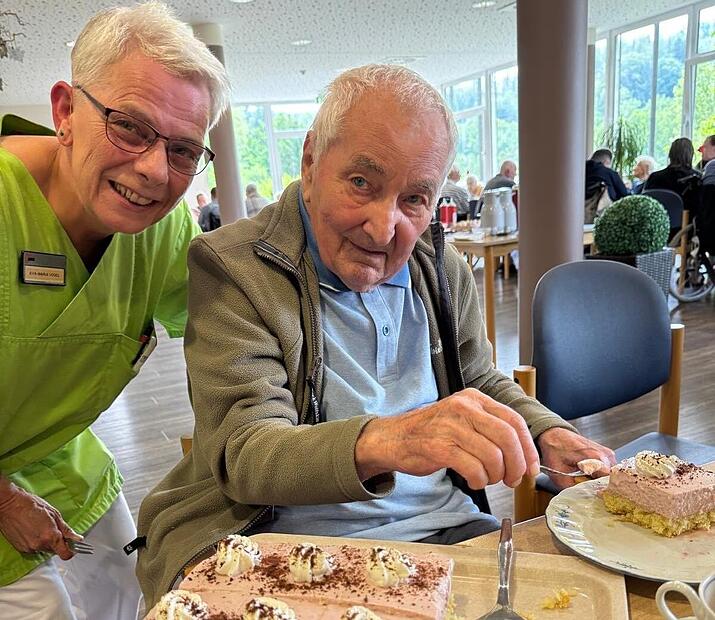 Mitarbeiterin und Bewohner beim Erdbeerfest der Einrichtung Mitarbeiterin und Bewohner beim Erdbeerfest der Einrichtung