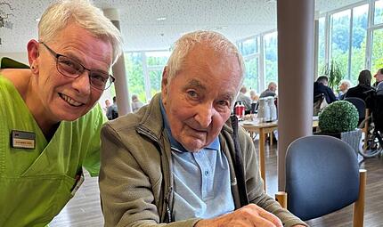 Mitarbeiterin und Bewohner beim Erdbeerfest der Einrichtung Mitarbeiterin und Bewohner beim Erdbeerfest der Einrichtung