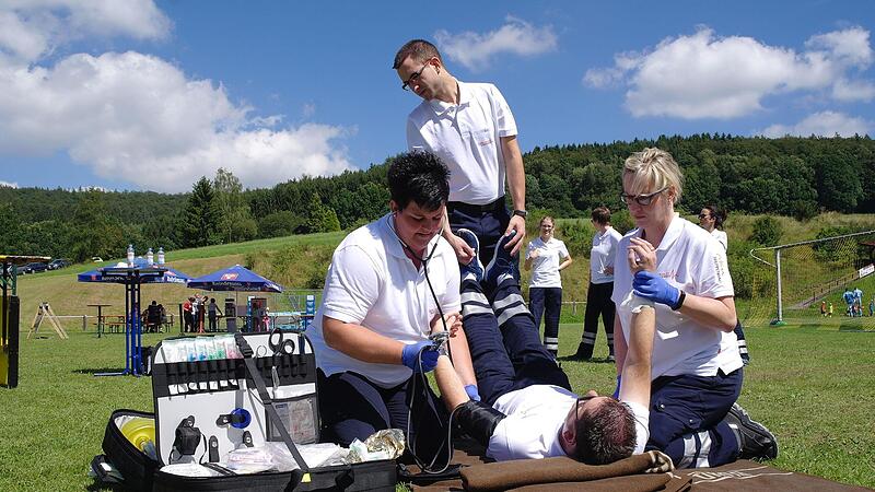 2016 demonstrierte die Helfer-vor-Ort-Truppe beim Sportfest, was ein Ersthelfer oder First Responder im Notfall tun k&ouml;nnen muss. Seit 2018 werden sie zu jedem Notfall in Motten gerufen.