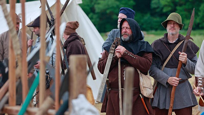 Kostümierte stellen einen historischen Bauernzug aus dem Jahr 1525 nach. Der Deutsche Bauernkrieg jährt sich 2025 zum 500. Mal.