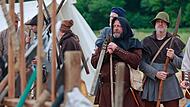 Kostümierte stellen einen historischen Bauernzug aus dem Jahr 1525 nach. Der Deutsche Bauernkrieg jährt sich 2025 zum 500. Mal.