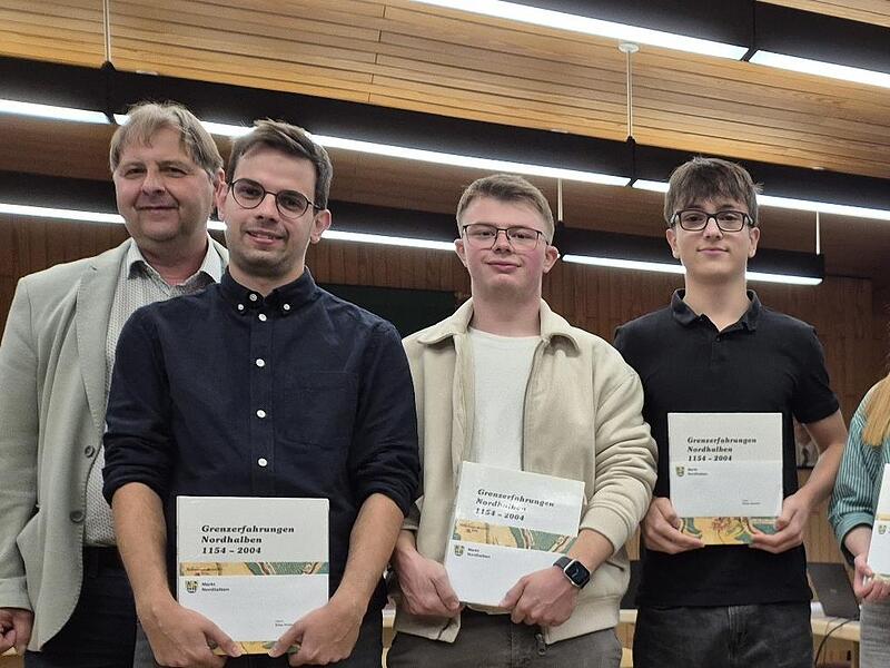 B&uuml;rgermeister Michael Wunder (l.) gratulierte zu ihren guten Noten (v.l.): Elias K&ouml;stner, Johannes Daum, Niklas K&auml;mpfer, Marlene Hartenstein, Ylenia Hader, Johanna Dietrich und Anne M&uuml;ller.Marco Mei&szlig;ner
