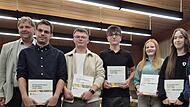 Bürgermeister Michael Wunder (l.) gratulierte zu ihren guten Noten (v.l.): Elias Köstner, Johannes Daum, Niklas Kämpfer, Marlene Hartenstein, Ylenia Hader, Johanna Dietrich und Anne Müller.Marco Meißner Bürgermeister Michael Wunder (l.) gratulierte zu ihren guten Noten (v.l.): Elias Köstner, Johannes Daum, Niklas Kämpfer, Marlene Hartenstein, Ylenia Hader, Johanna Dietrich und Anne Müller.Marco Meißner