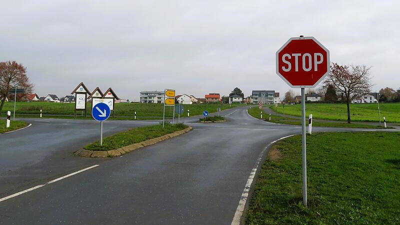 soll und kann hier ein Verkehrskreisel hin? Eine Studie und eine Verkehrsschau werden es entscheiden. soll und kann hier ein Verkehrskreisel hin? Eine Studie und eine Verkehrsschau werden es entscheiden.