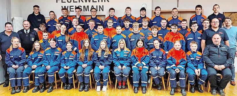 Die erfolgreichen Jugendlichen beim Wissenstest mit (links) stellvertretendem Kreisjugendfeuerwehrwart Roland Dauer, daneben Kreisbrandmeister Matthias M&uuml;ller, rechts B&uuml;rgermeister Michael Zapf, daneben Ausbilder Tim Hopfenm&uuml;ller und oben rechts A...