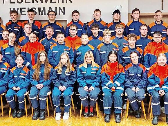 Die erfolgreichen Jugendlichen beim Wissenstest mit (links) stellvertretendem Kreisjugendfeuerwehrwart Roland Dauer, daneben Kreisbrandmeister Matthias M&uuml;ller, rechts B&uuml;rgermeister Michael Zapf, daneben Ausbilder Tim Hopfenm&uuml;ller und oben rechts A...