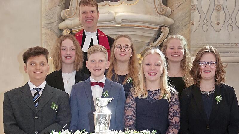 Bewusst f&uuml;r ein Leben nach Christi Vorbild entschieden sich in Unterrodach: Emely Bernschneider, Marie Ehrlich, Victoria Ehrlich, Finia Groh, Magnus Groh, Albert Hamburg und Marie-Sophie Hofmann