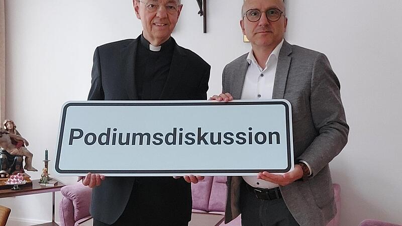 Erzbischof emeritus Ludwig Schick (l.) und Matthias Reubel vom Kulturverein.Forchheim & Fränkische Schweiz Erzbischof emeritus Ludwig Schick (l.) und Matthias Reubel vom Kulturverein.Forchheim & Fränkische Schweiz