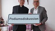 Erzbischof emeritus Ludwig Schick (l.) und Matthias Reubel vom Kulturverein.Forchheim & Fränkische Schweiz Erzbischof emeritus Ludwig Schick (l.) und Matthias Reubel vom Kulturverein.Forchheim & Fränkische Schweiz