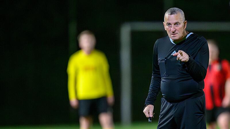 Drei neue Fu&szlig;ballregeln gibt es seit Juli. Auch Schiedsrichterobmann Manfred Kettler hat eine Meinung dazu.