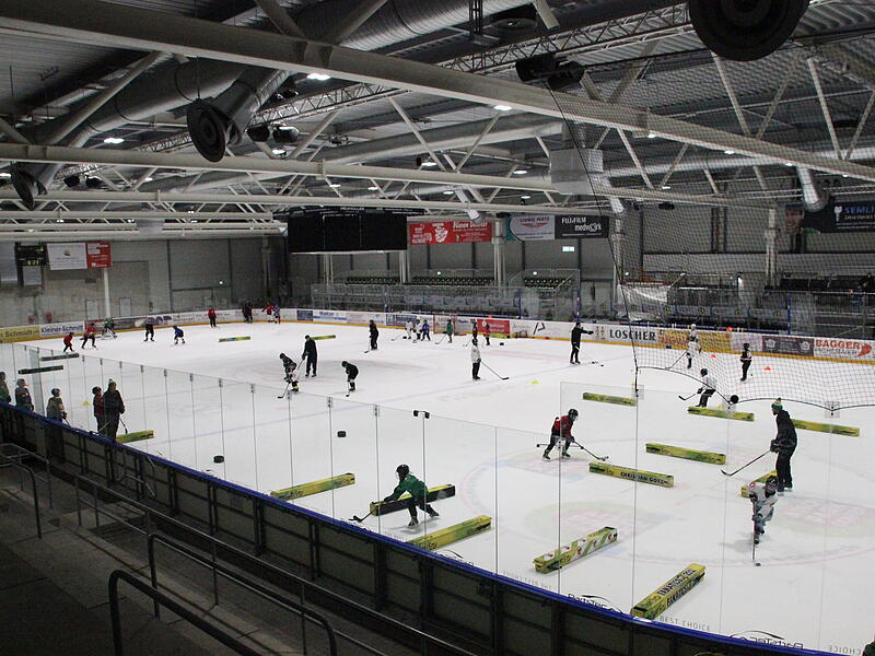 Der fr&uuml;he Vogel f&auml;ngt den Wurm: Die Young Alligators treffen sich dreimal pro Woche bereits um 5:30 Uhr, um gemeinsam aufs Eis zu gehen. Mit positiven Folgen, berichten Trainer, Kids, Eltern und Lehrer.