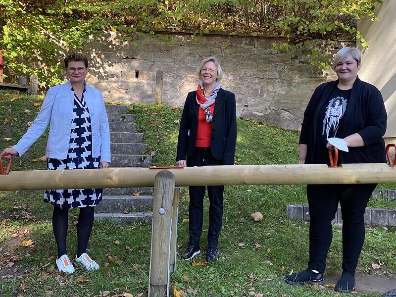 Awo-Hauptgeschäftsführerin Margit Vogel (Mitte) mit der neuen Einrichtungsleitung des Rehbergheims, Stefanie Daum (rechts), und deren Vorgängerin Friederike Ködel (links), die künftig die Einrichtung der Heilpädagogischen Tagesstätte der Awo Kulmb...
