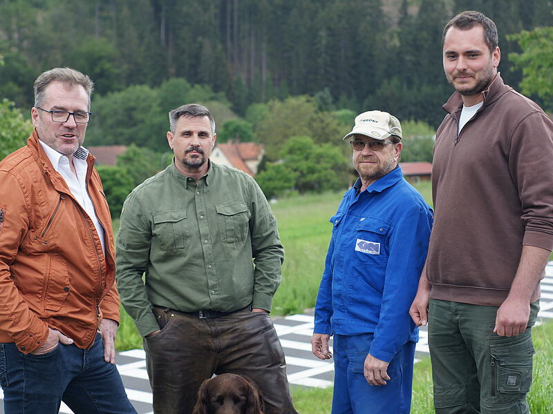 W&ouml;lfin rei&szlig;t in Oberbacher Ortsmitte Schaf