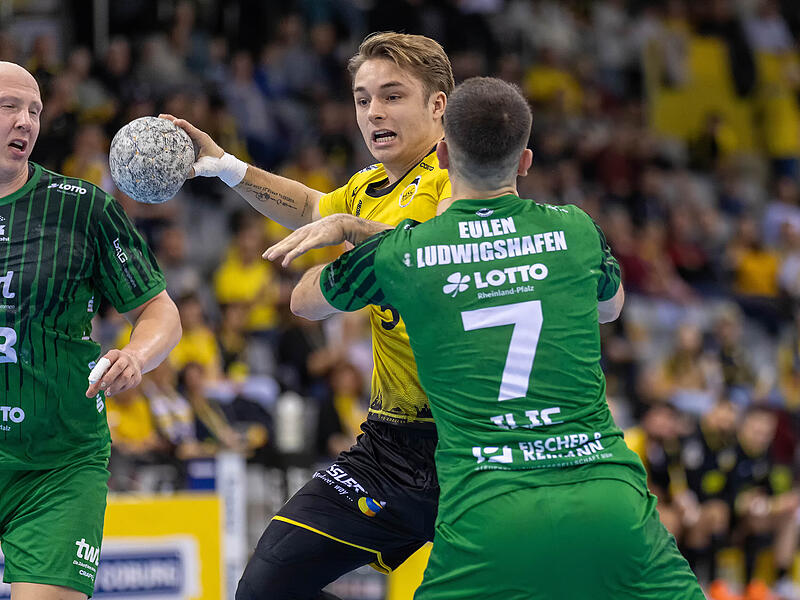 Matteo Menges wird hier von seinem künftigen Teamkollegen in Ludwigshafen, Mihailo Ilic, bedrängt. Matteo Menges wird hier von seinem künftigen Teamkollegen in Ludwigshafen, Mihailo Ilic, bedrängt.