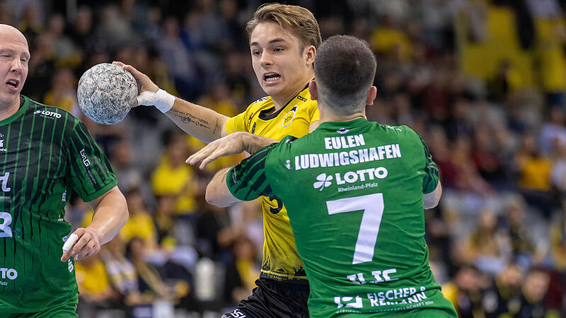 Matteo Menges wird hier von seinem künftigen Teamkollegen in Ludwigshafen, Mihailo Ilic, bedrängt.