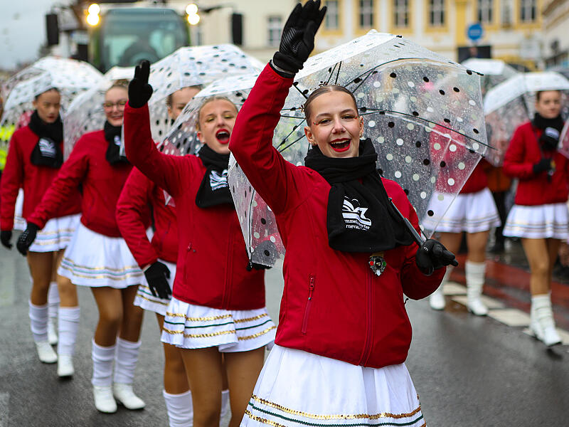FaschingszugTausende Besucher beim gro&szlig;en Faschingsumzug in Bamberg