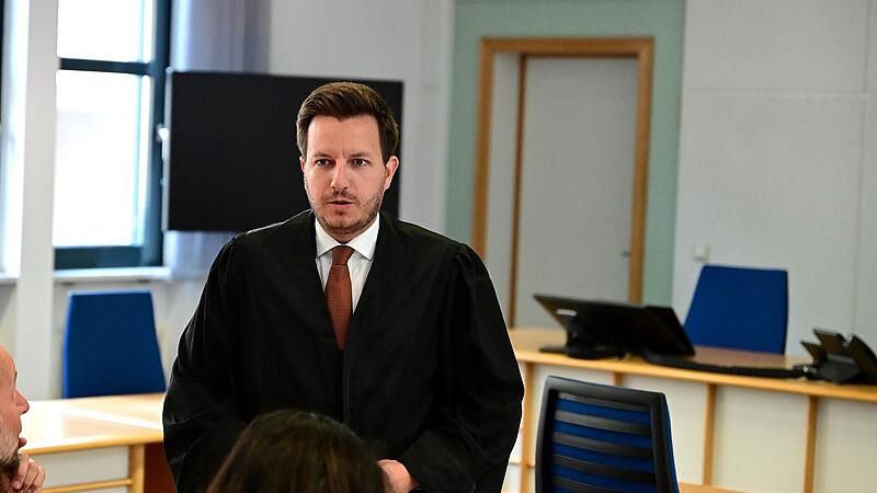 Amtsgericht Bamberg Widerstand Beleidigung Anspucken Schwarzfahren Rechtsanwalt Jörg Schwengler aus Bamberg verteidigt den jungen Mann vor dem Jugendschöffengericht
