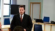 Amtsgericht Bamberg Widerstand Beleidigung Anspucken Schwarzfahren Rechtsanwalt Jörg Schwengler aus Bamberg verteidigt den jungen Mann vor dem Jugendschöffengericht