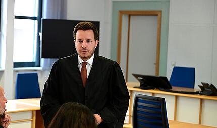 Amtsgericht Bamberg Widerstand Beleidigung Anspucken Schwarzfahren Rechtsanwalt Jörg Schwengler aus Bamberg verteidigt den jungen Mann vor dem Jugendschöffengericht
