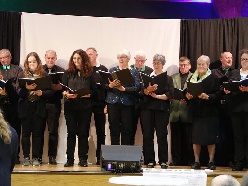 Mit Welthits begeisterte der Streitau/Stammbacher Chor (Leitung Julian Schwarz) ebenso wie mit Schlager einzelner Solisten.
