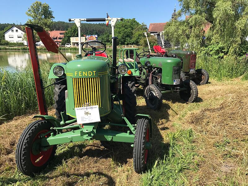 1000 Jahre Ailsbach: Die Oldtimer gl&auml;nzten und tuckerten um die Wette