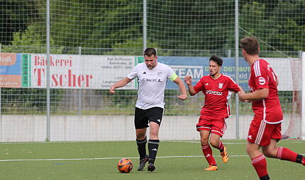 Staffelsteins Neuzugang Dominik Kremer (Re.) setzt den Stöppacher Kapitän Florian Leutheußer unter Druck. Staffelsteins Neuzugang Dominik Kremer (Re.) setzt den Stöppacher Kapitän Florian Leutheußer unter Druck.