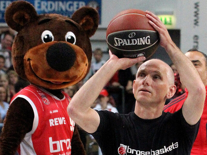 Immer den Ball im Kopf: Wolfgang Heyder wird 70. Immer den Ball im Kopf: Wolfgang Heyder wird 70.
