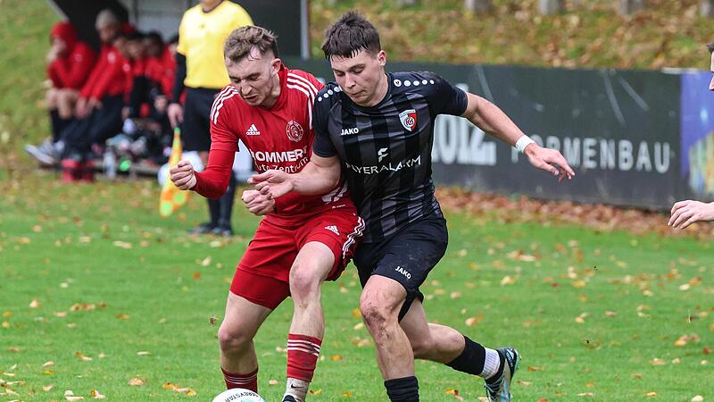 Intensiver Zweikampf zwischen dem Kronacher Ernest Korotkov   (rot) und Leander Leicht.