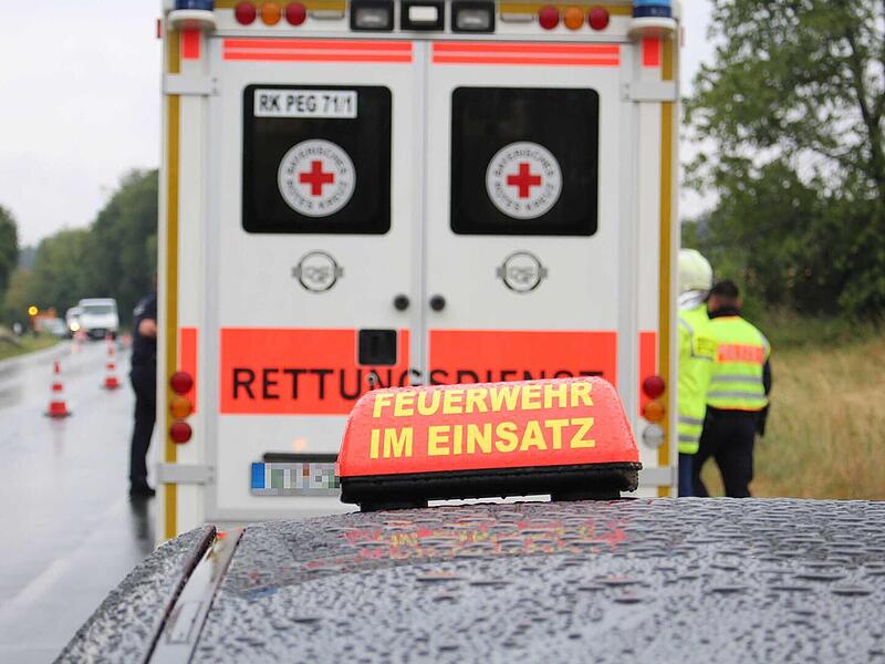 rettungsdienst krankenwagen rettungswagen feuerwehr im einsatz stra&szlig;e