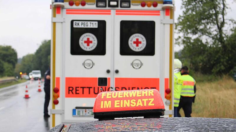 Fünf Verletzte bei Nässe-Unfall auf B4 bei Rödental rettungsdienst krankenwagen rettungswagen feuerwehr im einsatz straße