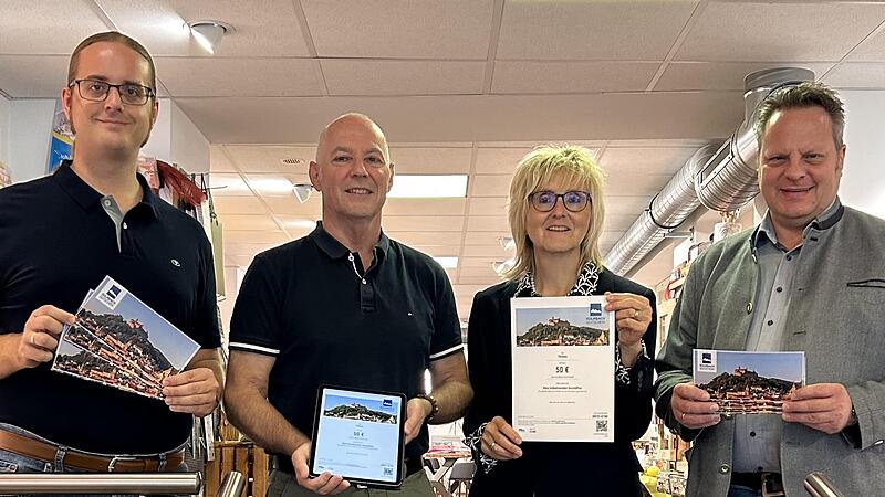 Bequem online anderen eine Freude machen – der Kulmbach-Gutschein kommt! Dar-über freuen sich Thomas Ehrenschwender vom Bamberg-Gutschein-Team, Thomas Tischer von der städtischen Wirtschaftsförderung, Christine Friedlein von „Unser Kulmbach“ und O... Bequem online anderen eine Freude machen – der Kulmbach-Gutschein kommt! Dar-über freuen sich Thomas Ehrenschwender vom Bamberg-Gutschein-Team, Thomas Tischer von der städtischen Wirtschaftsförderung, Christine Friedlein von „Unser Kulmbach“ und O...