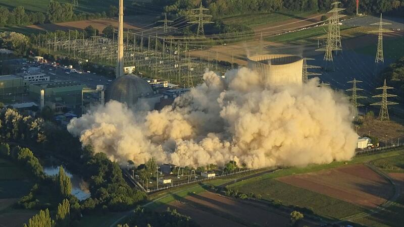 Der Moment der Sprengung der Kühltürme des stillgelegten Kernkraftwerks Grafenrheinfeld, aufgenommen aus einem Sportflugzeug aus 550 Metern Höhe. Der Moment der Sprengung der Kühltürme des stillgelegten Kernkraftwerks Grafenrheinfeld, aufgenommen aus einem Sportflugzeug aus 550 Metern Höhe.