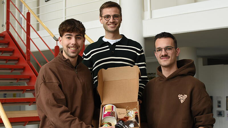 Sie t&uuml;fteln an einem Unternehmen (von links): Niklas Weber, Luis Kr&auml;nzlein und Moritz Metzger.