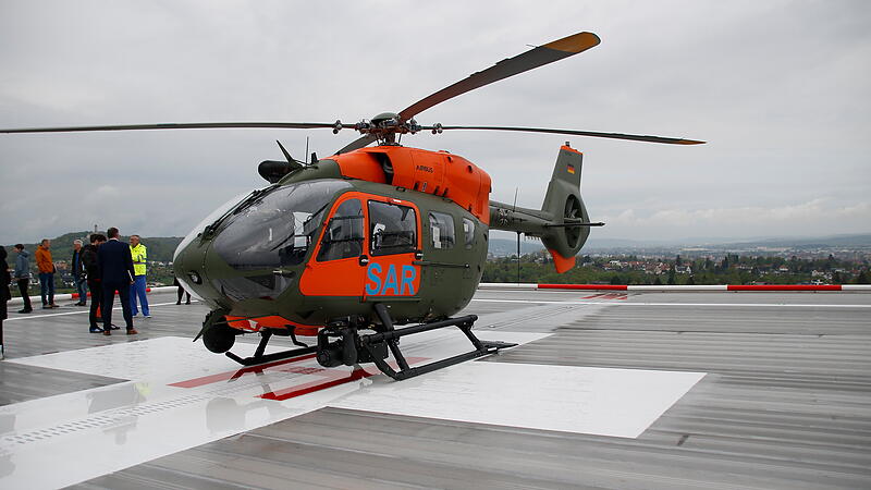 Hubschrauber auf der neuen Landeplattform auf dem Dach des Klinikums Bamberg