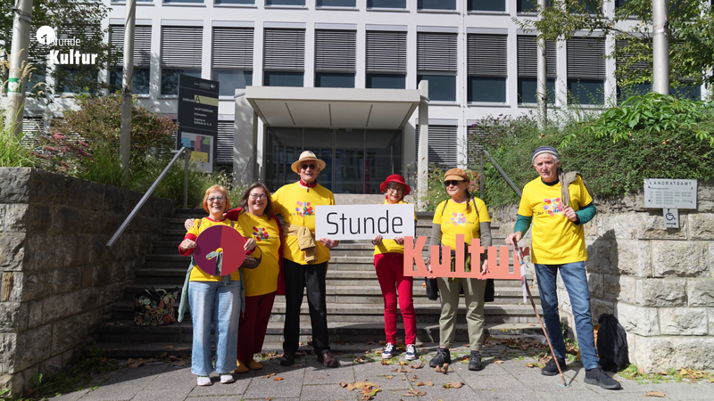 Die Seniorentheatergruppe &bdquo;Die Theatralischen&ldquo; bei ihrer &ouml;ffentlichen Probe zur &bdquo;1 Stunde Kultur&ldquo; 2024 in der Fu&szlig;g&auml;ngerzone Bad Kissingen