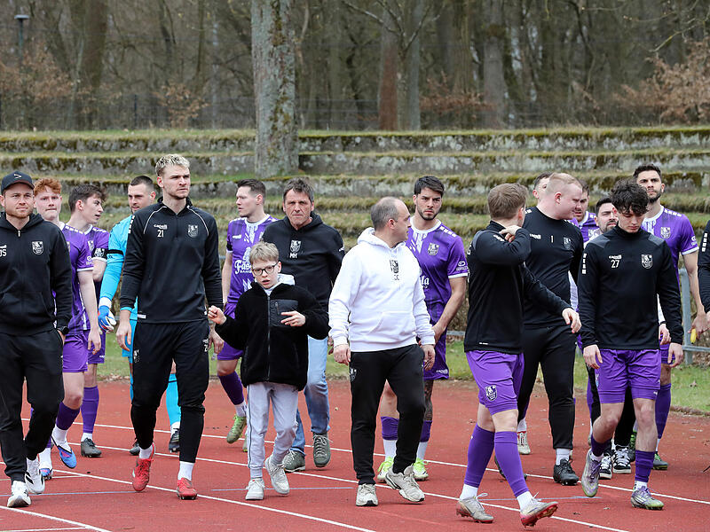 FC Eintracht Bamberg an Ostern doppelt im Einsatz Wohin führt der Weg des FC Eintracht Bamberg unter Michael Hutzler (Mitte)? Soll der Aufstiegstraum nicht endgültig platzen, brauchen die Domreiter an Ostern sechs Punkte.