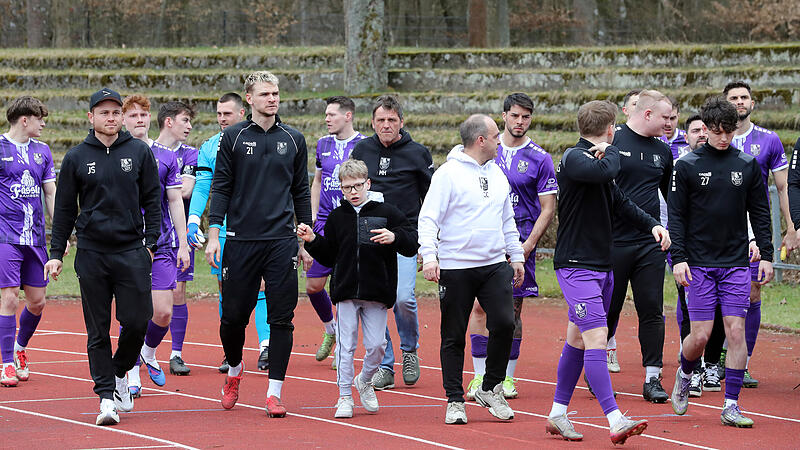 Wohin f&uuml;hrt der Weg des FC Eintracht Bamberg unter Michael Hutzler (Mitte)? Soll der Aufstiegstraum nicht endg&uuml;ltig platzen, brauchen die Domreiter an Ostern sechs Punkte.