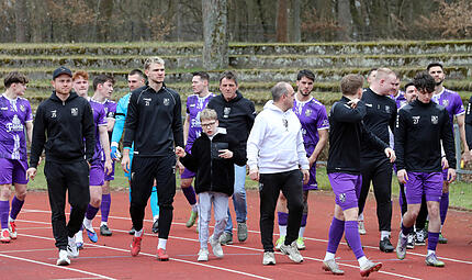Wohin f&uuml;hrt der Weg des FC Eintracht Bamberg unter Michael Hutzler (Mitte)? Soll der Aufstiegstraum nicht endg&uuml;ltig platzen, brauchen die Domreiter an Ostern sechs Punkte.