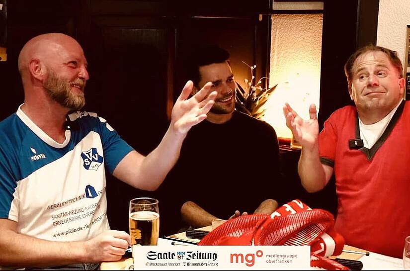 Sie waren die Gastgeber für den ersten Live-Podcast von „Du Holz“: Alexander Pfülb (links) und Sportredakteur Jürgen Schmitt (rechts) mit ihrem Gast Victor Kleinhenz.