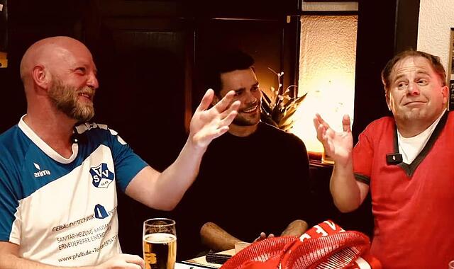 Sie waren die Gastgeber f&uuml;r den ersten Live-Podcast von &bdquo;Du Holz&ldquo;: Alexander Pf&uuml;lb (links) und Sportredakteur J&uuml;rgen Schmitt (rechts) mit ihrem Gast Victor Kleinhenz.