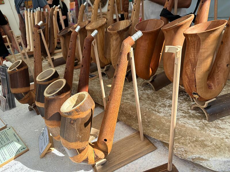 Ein Angebot in den buntesten Farben und unterschiedlichsten Materialien pr&auml;sentierten die Aussteller beim Kunsthandwerkermarkt 2024 in Forchheim