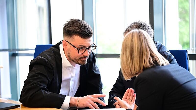 Rechtsanwalt Fabian Pflefka aus Bamberg und der Angeklagte (verdeckt von der Dolmetscherin)