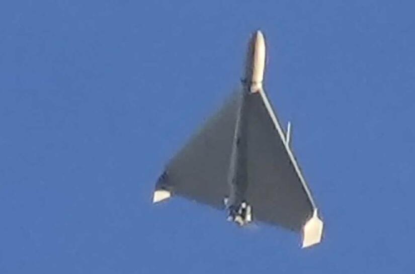 Eine Drohne ist am Himmel zu sehen, wenige Sekunden bevor sie auf Gebäude in Kiew geschossen hat. Dabei handelt es sich vermutlich um eine Kampfdrohne iranischer Bauart.
