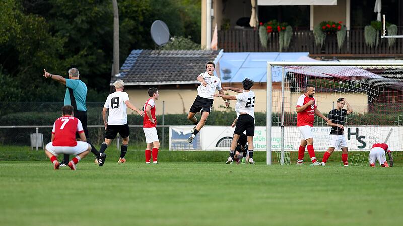1.FC Zeil am Main vs. TV Haßfurt, Zeil, Sportgalände Zeil Bediente Zeiler, feiernde Haßfurter: Luis Firsching zelebriert seinen Treffer zum 2:2-Endstand in der dritten Minute der Nachspielzeit.
