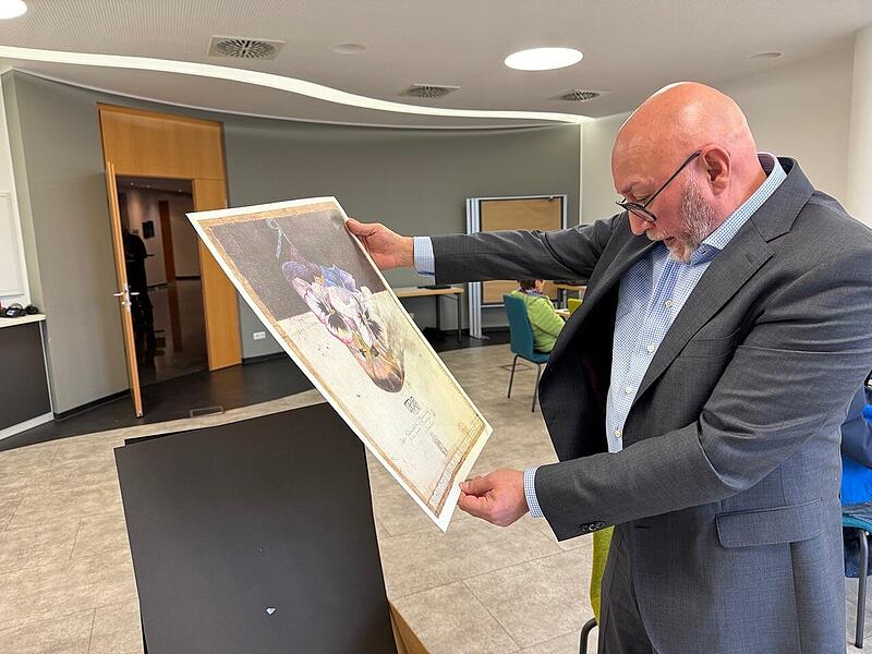 R. Bamberger prüft den Kunstdruck, der von Horst Janssen mit Bleistift signiert wurde auf EchtheitForchheim & Fränkische Schweiz R. Bamberger prüft den Kunstdruck, der von Horst Janssen mit Bleistift signiert wurde auf EchtheitForchheim & Fränkische Schweiz