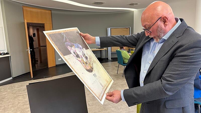 R. Bamberger prüft den Kunstdruck, der von Horst Janssen mit Bleistift signiert wurde auf EchtheitForchheim & Fränkische Schweiz R. Bamberger prüft den Kunstdruck, der von Horst Janssen mit Bleistift signiert wurde auf EchtheitForchheim & Fränkische Schweiz