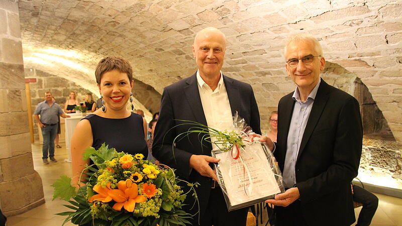 Gerald Brehm (Mitte) hat die Ehrenbezeichnung Altb&uuml;rgermeister verliehen bekommen. Sein Nachfolger Alexander Schulz &uuml;berreichte ihm im Schlossgew&ouml;lbe die Urkunde. Zusammen mit Lebensgef&auml;hrtin Katrin Uano startet Brehm in einen neuen Lebensabschnitt.