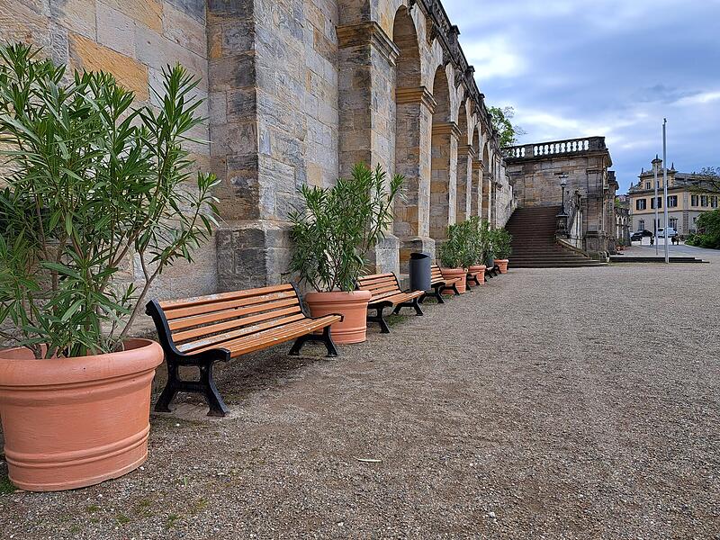 Die B&auml;nke am Schlossplatz sind sicher kein Geheimtipp, doch sind sie nicht zu untersch&auml;tzen. Besonders mit den B&uuml;schen bieten sie ein lauschiges Pl&auml;tzchen zum Verweilen.